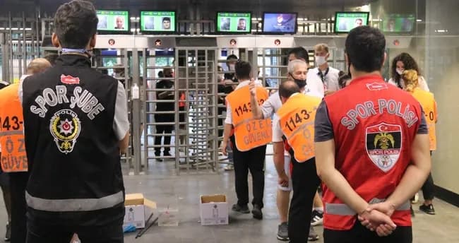 650×344-maclara-baskalarinin-passoligi-ile-girmeye-kalkinca-yakalandilar-1631427402943 Galatasaray Maçına Kimliksiz Girilir mi? Maçta Kimlik Gerekiyor mu?