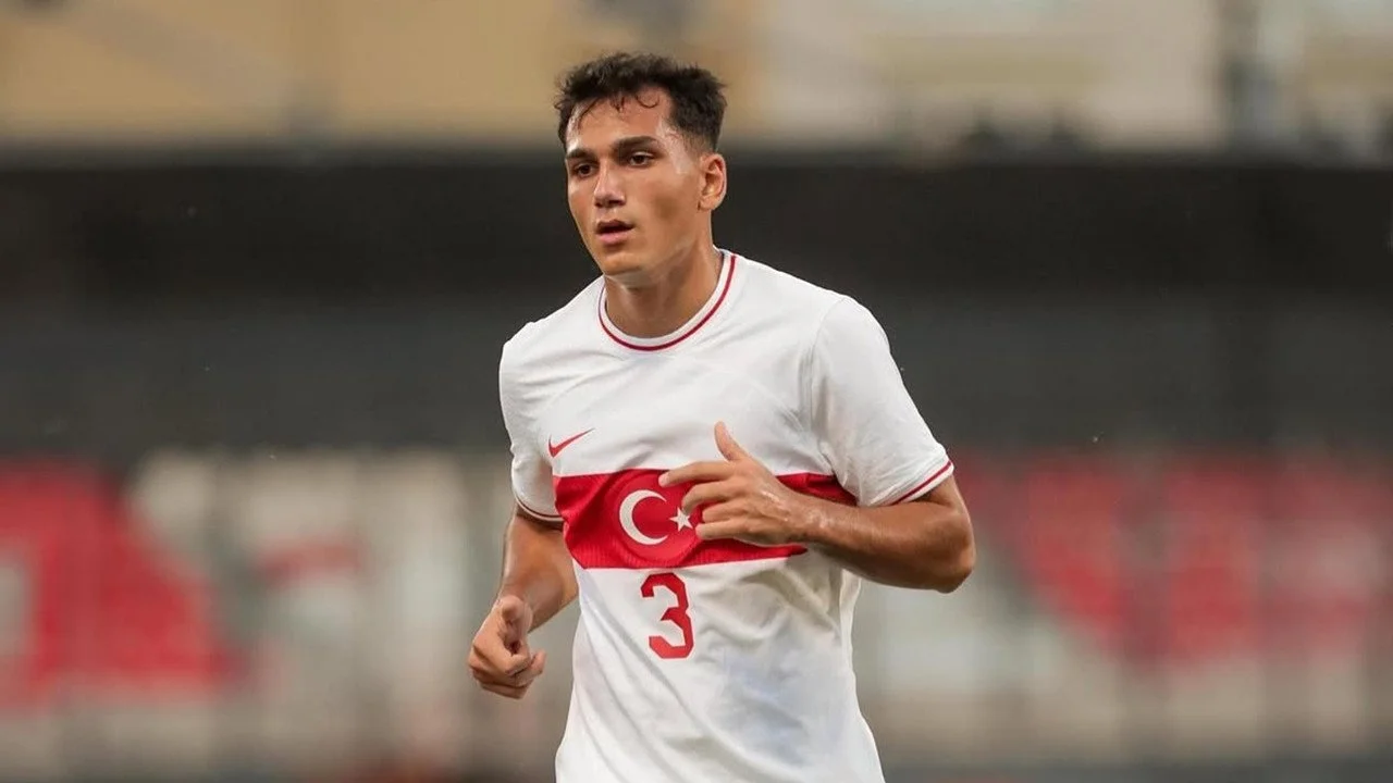 Galatasaray’da Ayrılık: Genç Sol Bek Rizespor’a İmzayı Attı!
